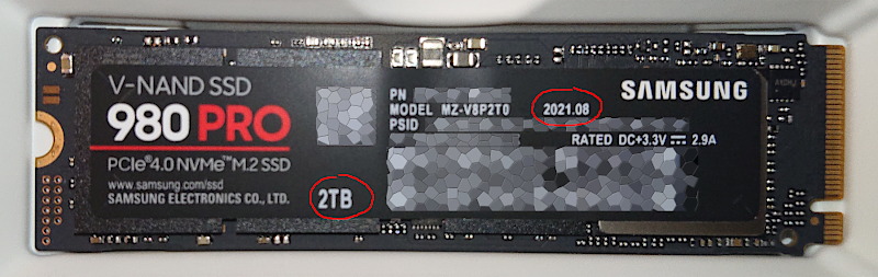 Eine Samsung NVMe-SSD 980Pro mit Herstellungsdatum August 2022 und einer Kapazität von 2TB.